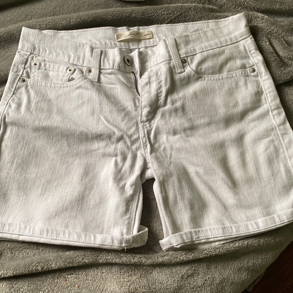 Women Levi shorts!